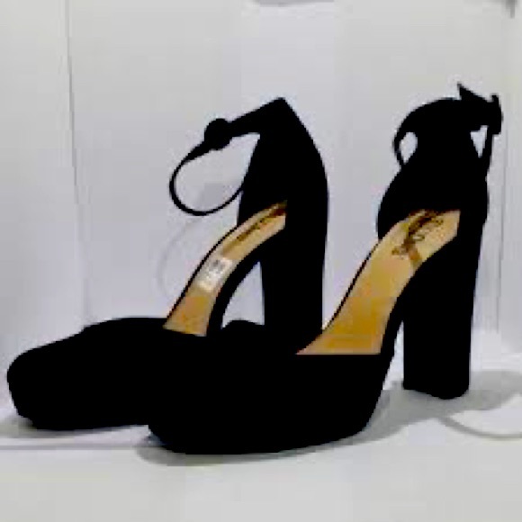 Shoes - Brash thick heel pumps